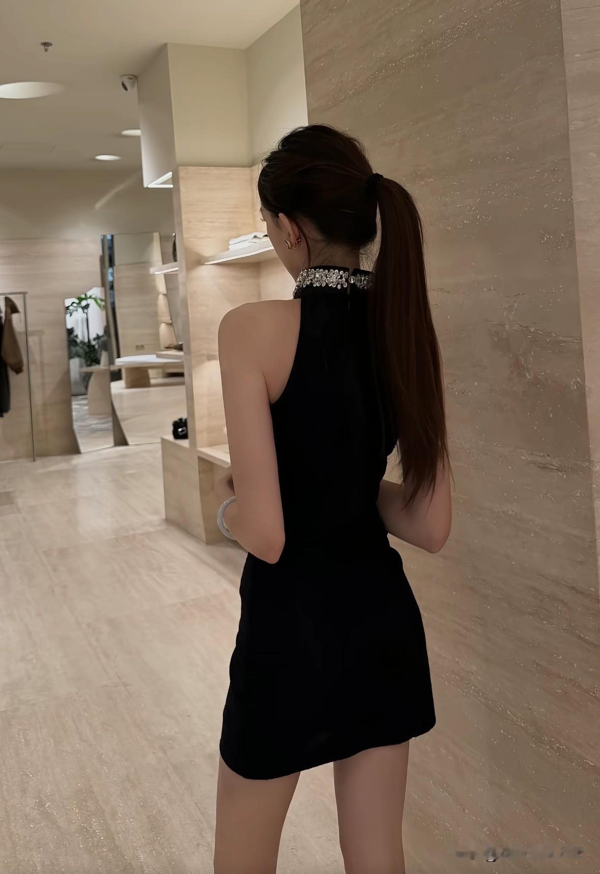 如何穿得优雅有气质
高马尾