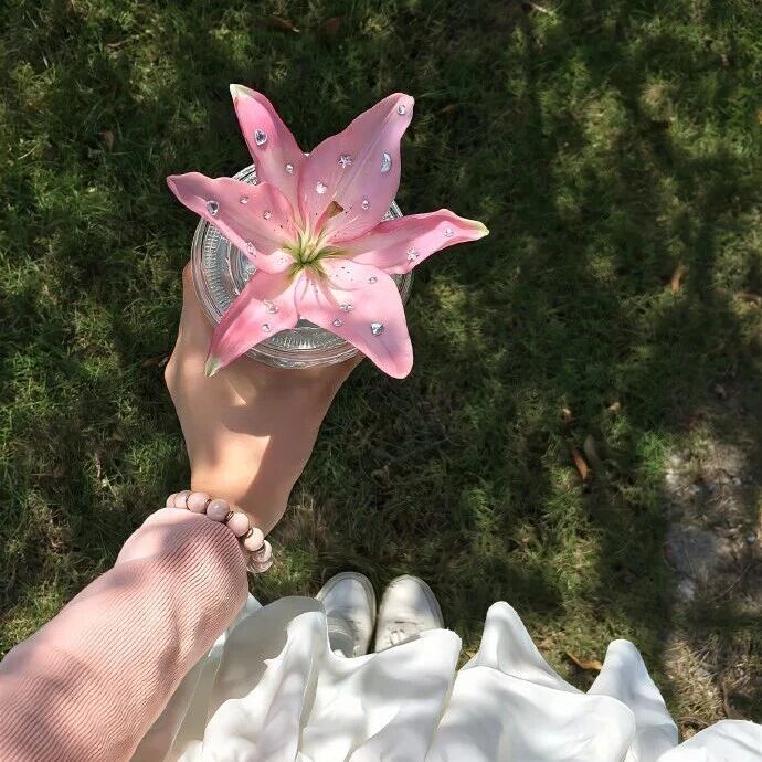 日常ins风可爱🧋plog朋友圈文案1、˙͜ʟ˙人间四月🎯2、草莓脑袋🍓?