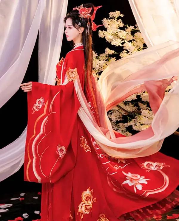 方圆天地，为头条联友对联：
旗袍勾勒东方韵，
汉服彰显古代风。