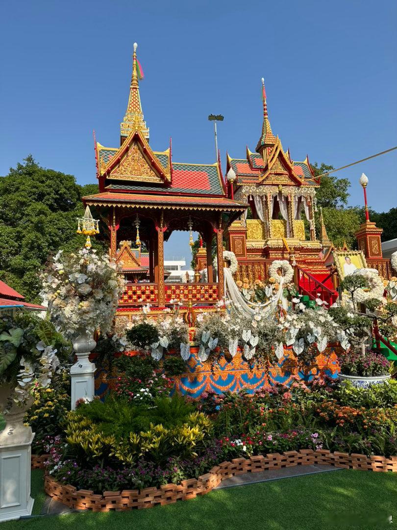 深夜一脖泰国寺院景致精巧恢弘，巨型佛像造型大气磅礴，这是全球游客公认的。我们虽不