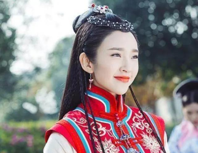 公元1587年深夜，努尔哈赤与妻儿睡得正熟，突然听到院中有异常响动。努尔哈赤迅速