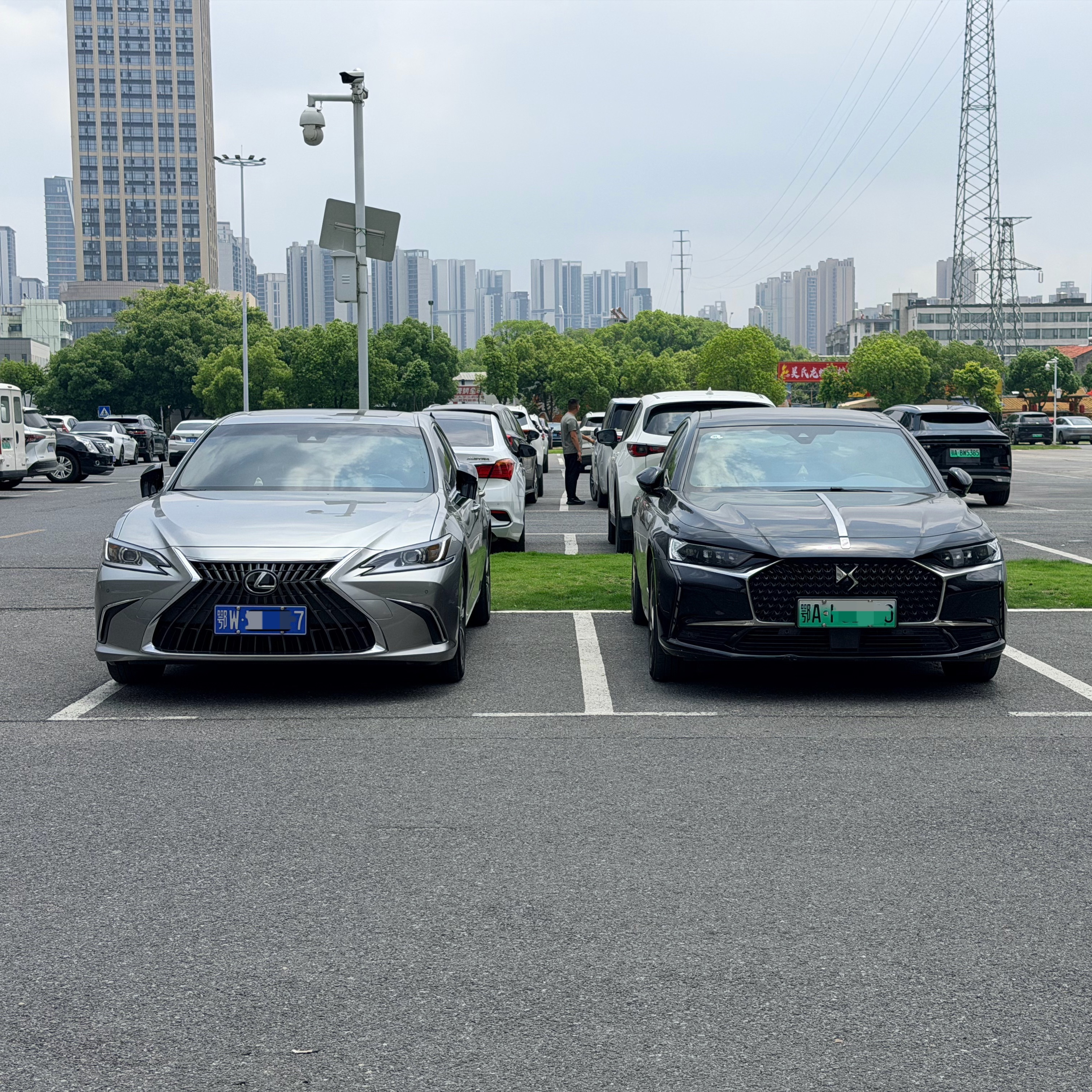 ES DS9，两台都是很美的车，一种东方顶级审美，一种西方顶级审美 
