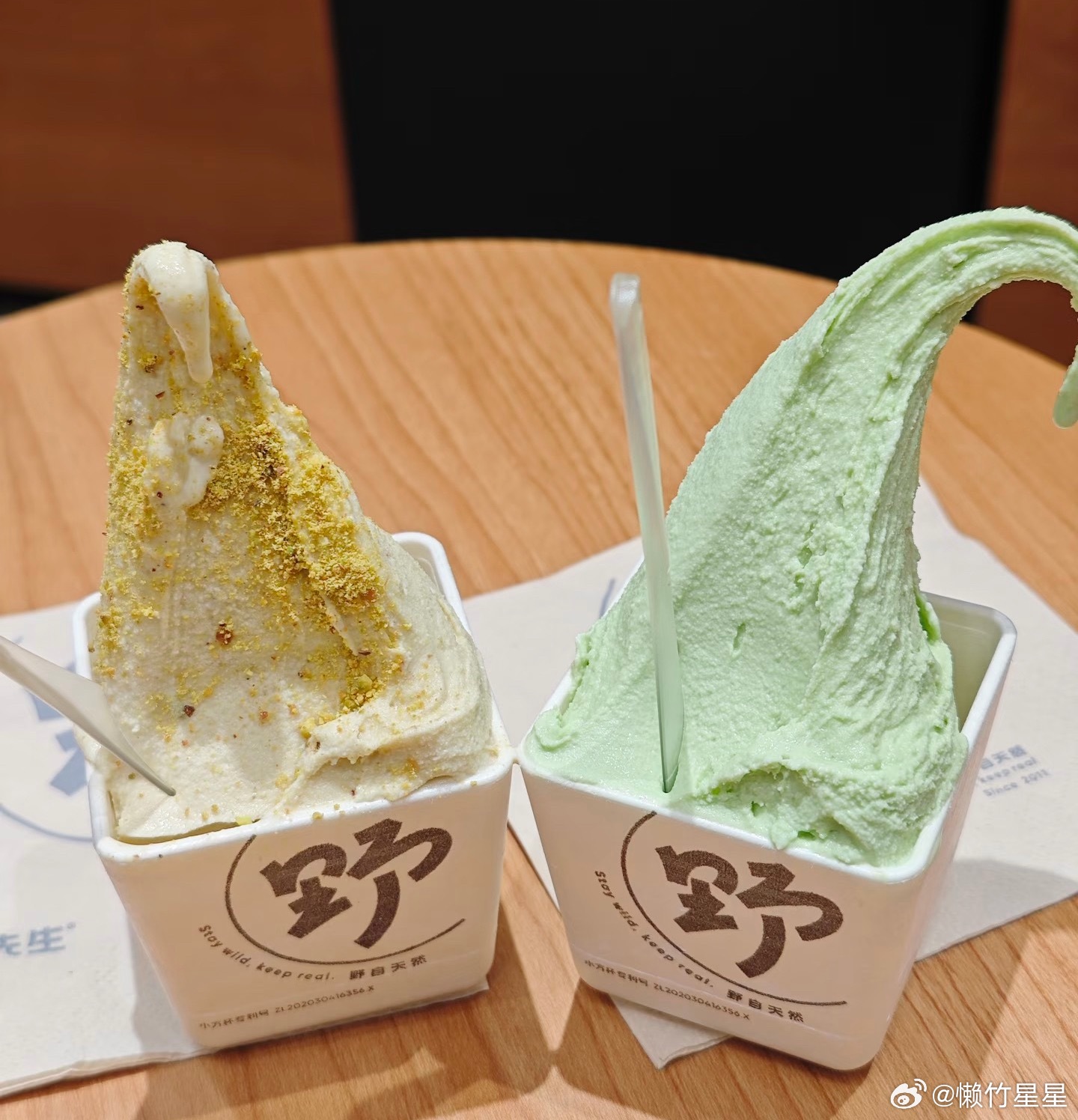 七月第一个冰淇淋    野人先生🍦跟同事一下子吃两个