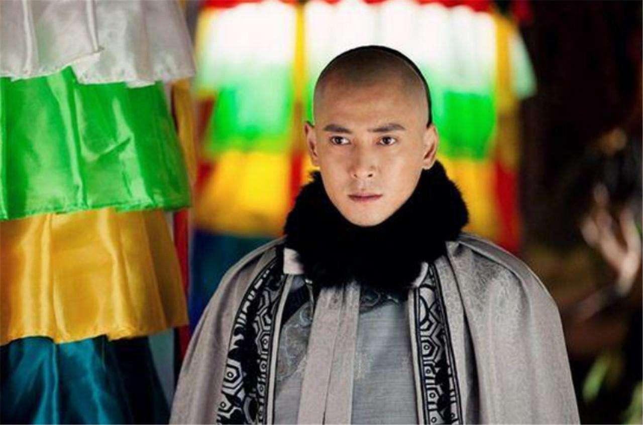 2万两白银。放到今天，少说也是几千万。

一个18岁的年轻人，靠着死去的父亲，凭