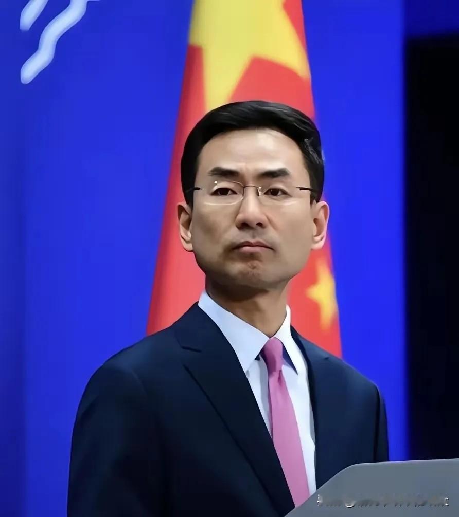 真他娘的绝了。
 
人家军舰开到家门口，炮口都快怼到脸上了，第一反应居然是：快，