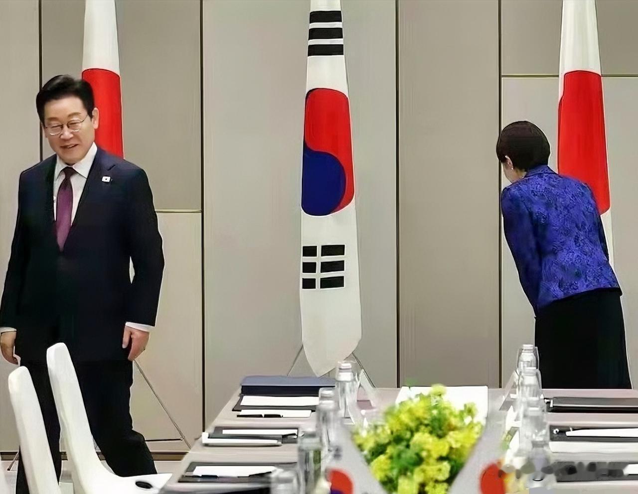 高市为了拉拢李在明，下足了功夫，又是拜旗、又是打鼓、又是拉手，极尽谄媚之能事。