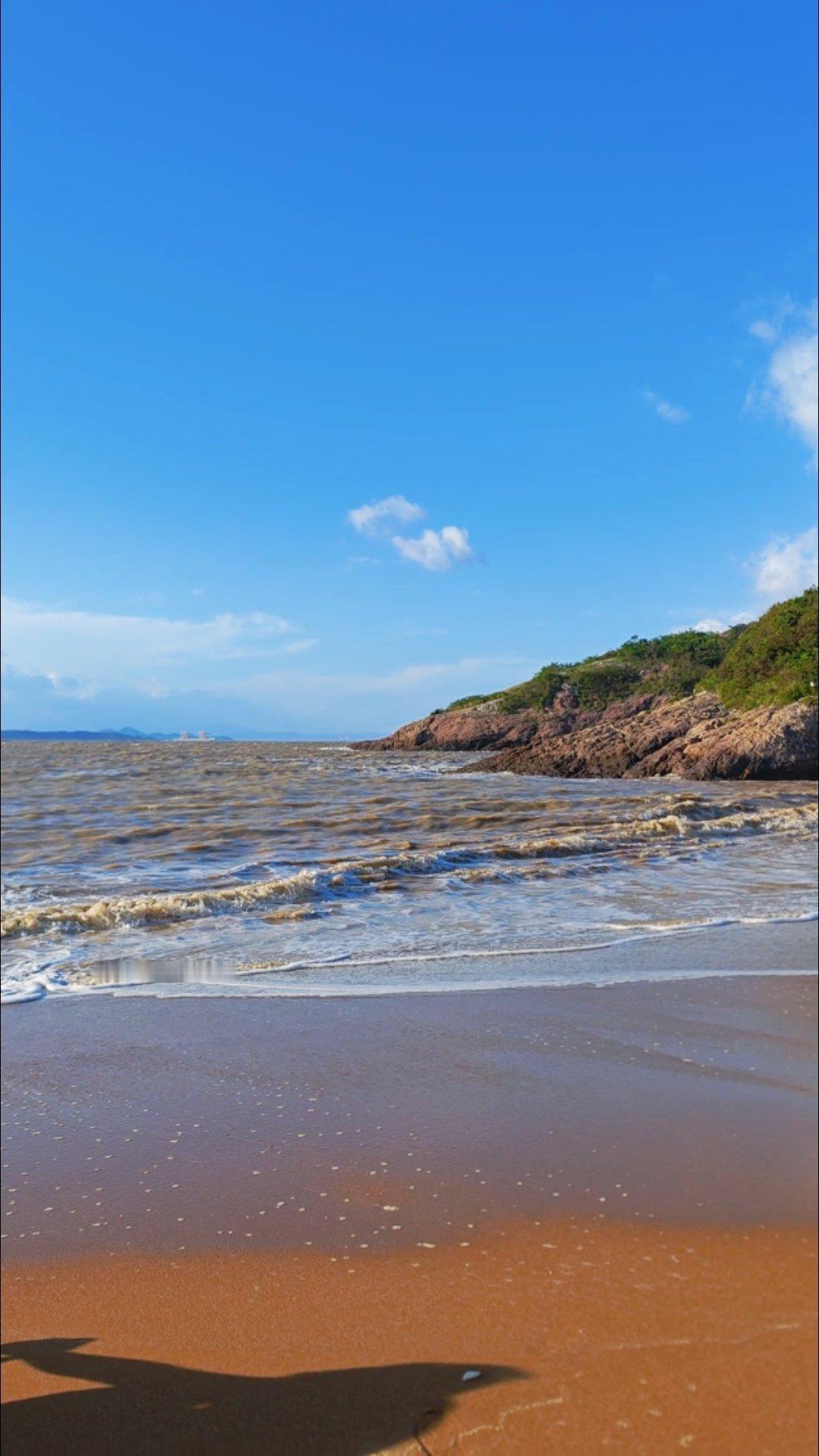 牛尾塘沙滩，难得的一片清静的海滩。没什么游客，安安静静的，浪花哗啦哗啦，一波接一