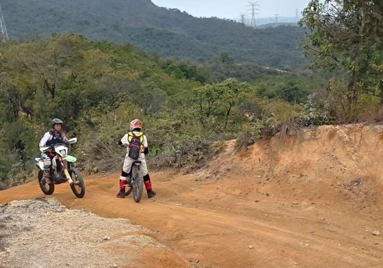 #深圳城管回应郊野径变越野场# 【市民吐槽深圳郊野径成越野胜地 城管回应：全域严