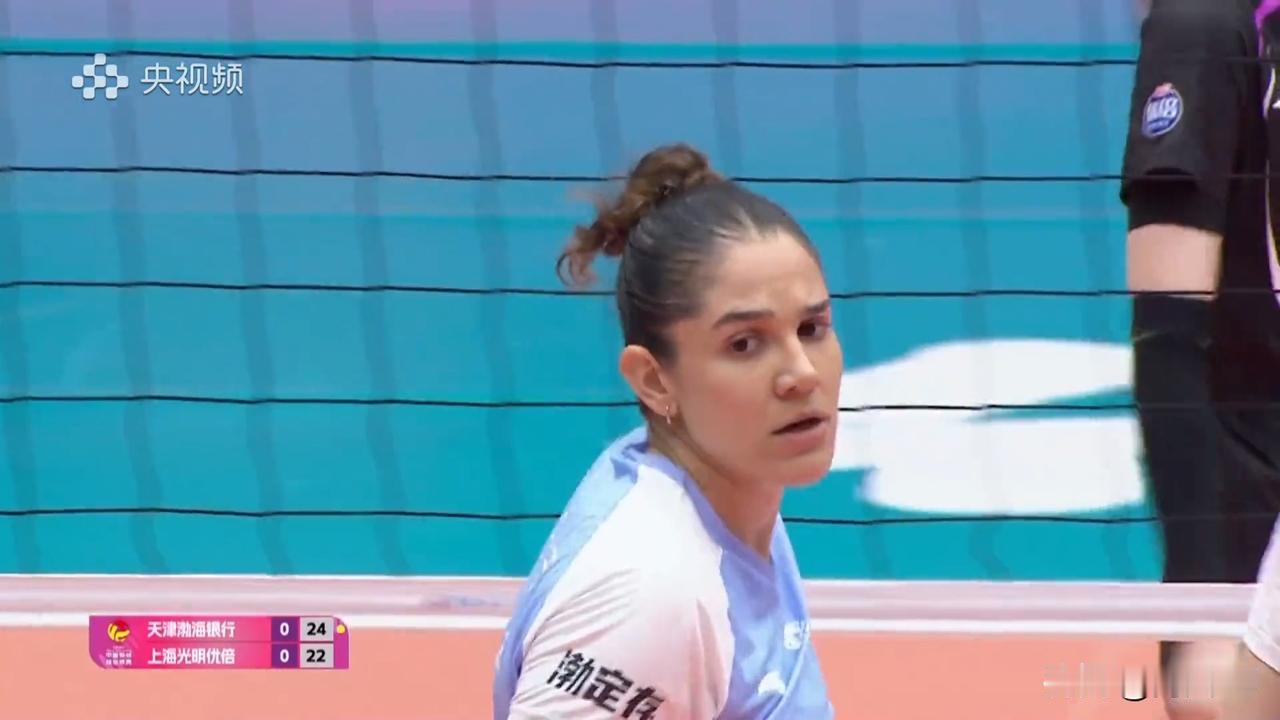 天津女排对阵女排女排直播中
       天津女排首发，娜塔莉亚，刘美君，夏思佳