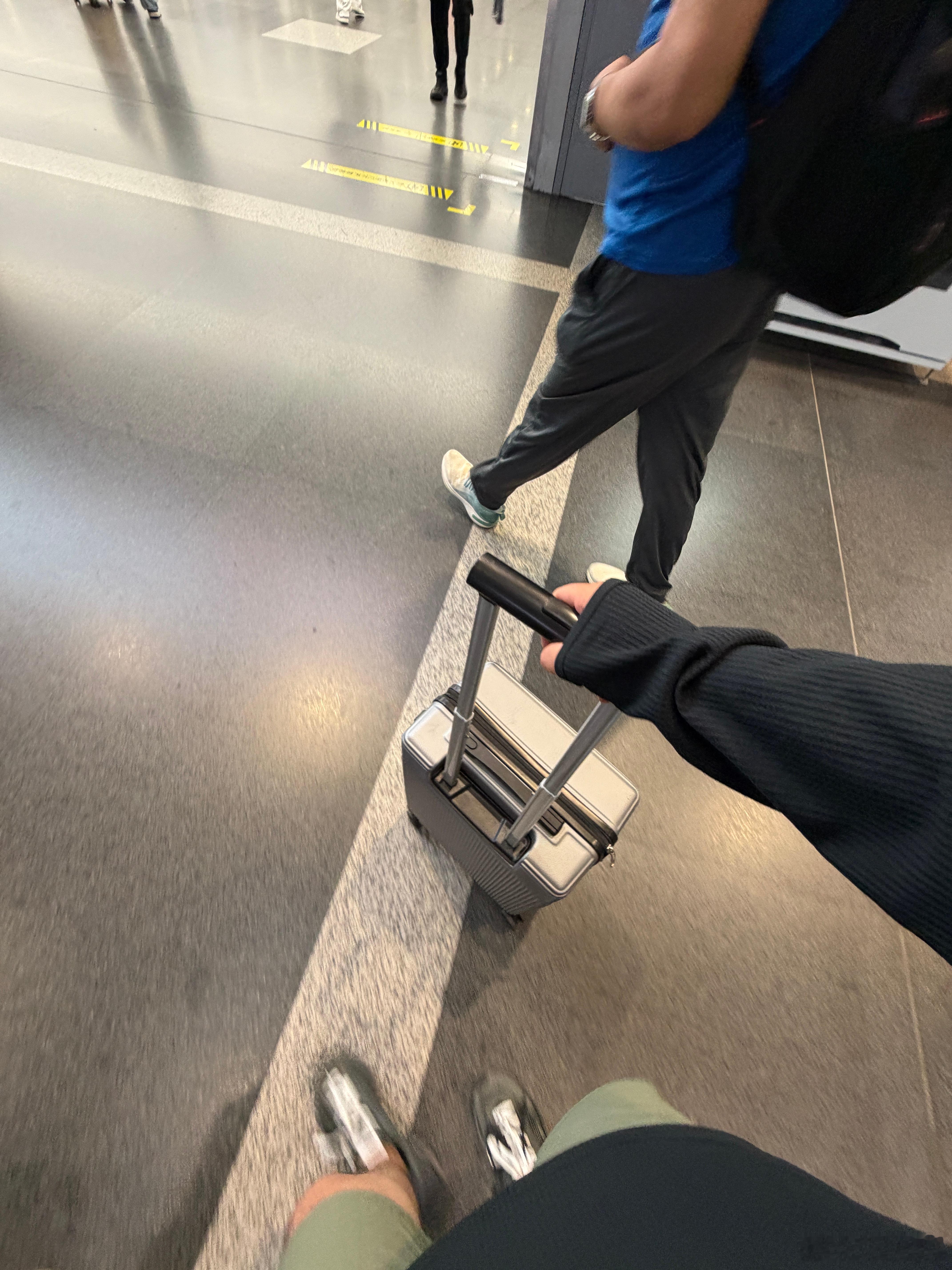我现在理解为啥刮胡刀要有个飞行模式现在这玩意儿在箱子里嗡嗡的不知道的会不会以为带