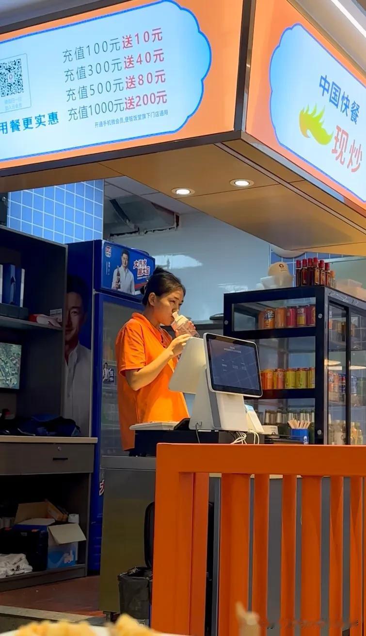 为什么现在连饭店的服务员，态度也越来越差了，特别是浙江义乌某饭店，这位收银员对农