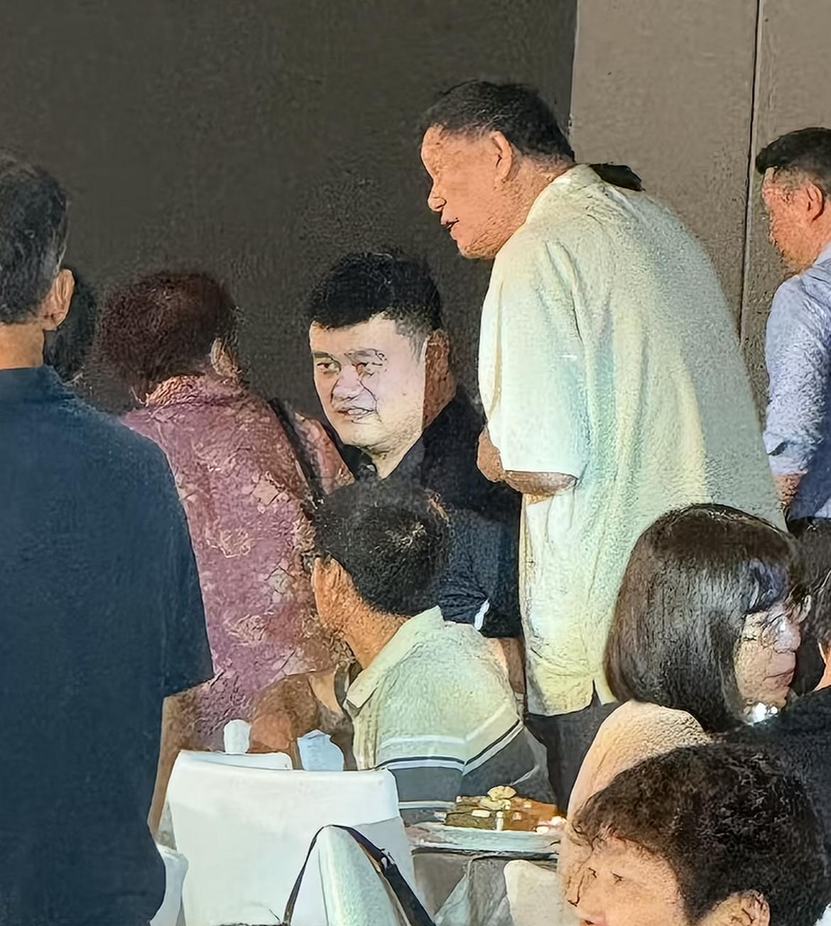 姚明与父母现身姑姑孙子婚礼现场！
喝到脸部微微发红，对着镜头露出搞笑动作，手里拿