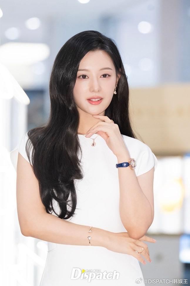7日，演员金智媛[超话] 出席了某品牌在首尔举行的宣传活动。 ​​​