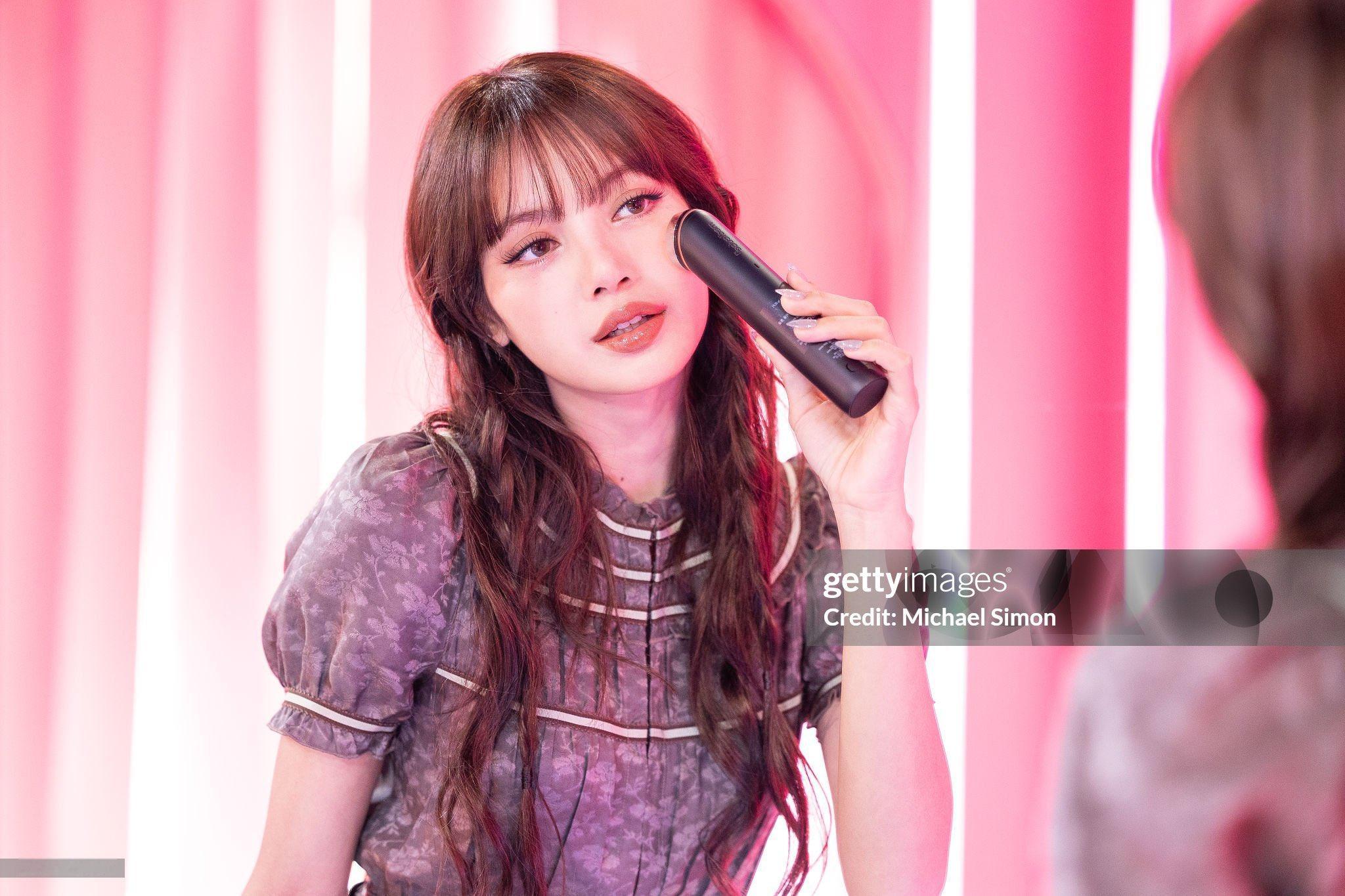 新商务哟~~待业咖老马户果然跑来捆cp，弄了个热搜LISA at Medicub