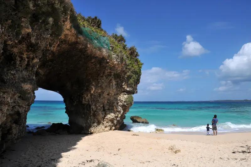 琉球群岛当年并非中国直接管辖领土，但和中国关系密切。自1372年起，琉球王国与明