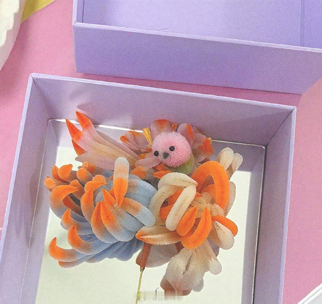 花海收到邓为的礼物邓为准备的非遗绒花好漂亮，花海收到了漂亮的绒花也是缘分 