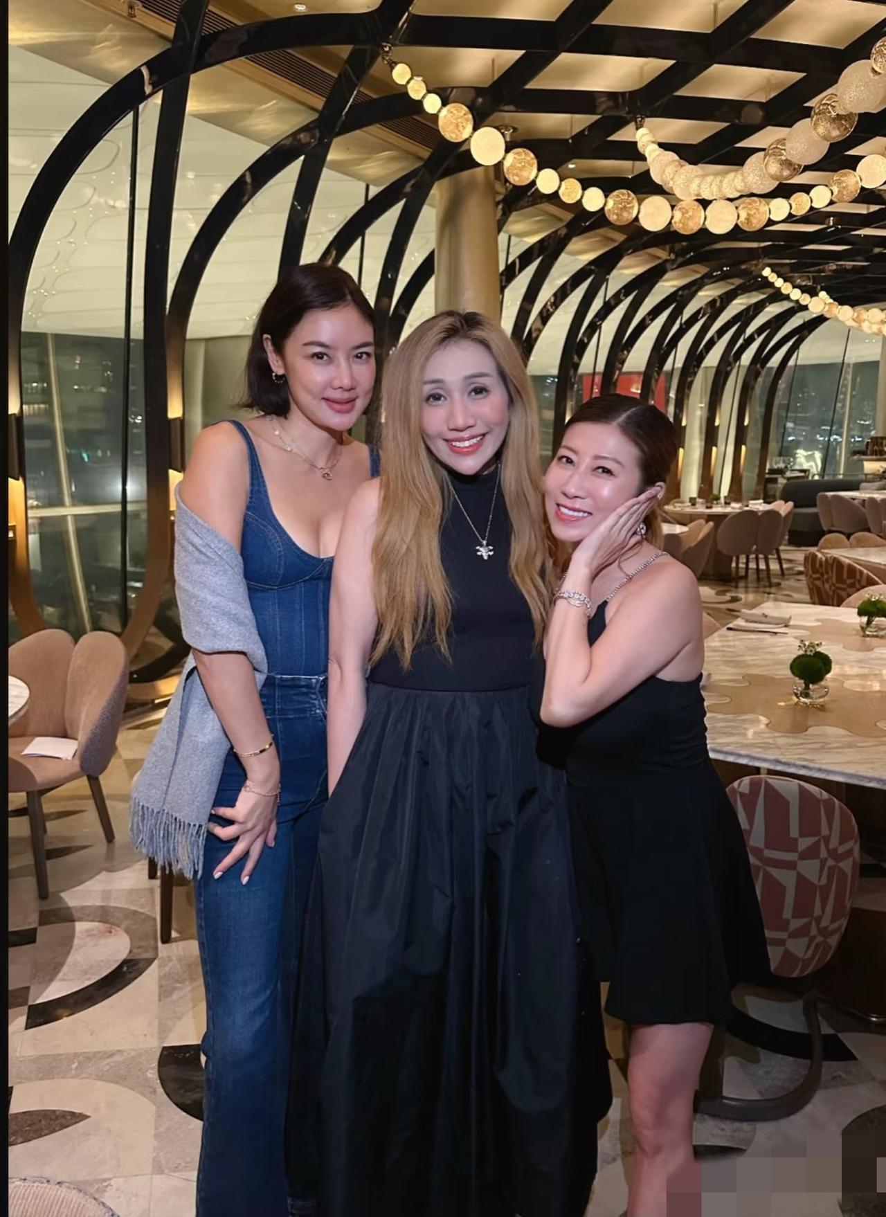 何超盈与乐基儿聚餐，乐基儿坐着吃饭时，何超盈居然在旁边只能看着！

3月28日，