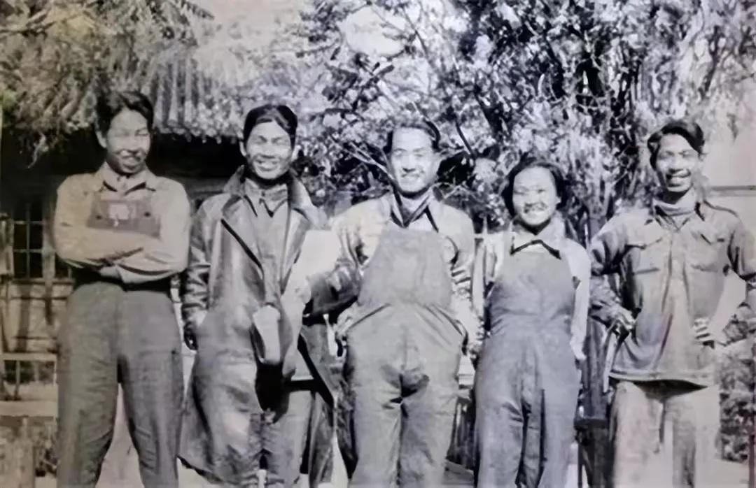 1941年，王洛宾深夜回到家里，被出轨的妻子冷漠地质问：“今晚，你住哪儿？”那一