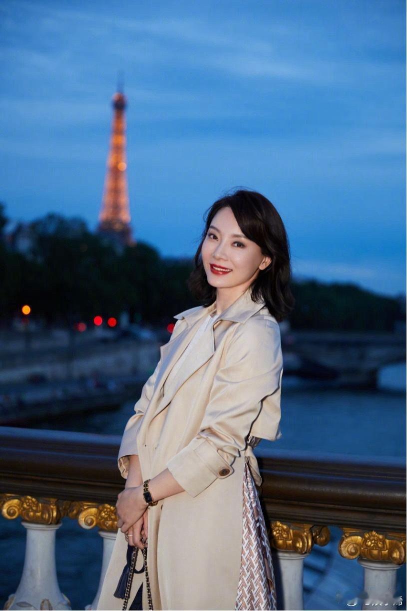 陈数真是骨子里的气质感！穿风衣配牛仔裤凹造型，时髦又减龄！ 