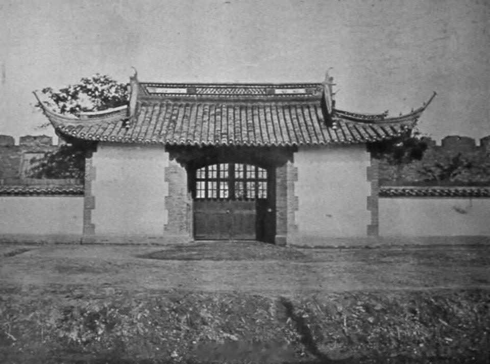 上海老城墙下的英军公墓这张照片拍摄于清末，定格了上海老城城墙外一处鲜为人知的特殊
