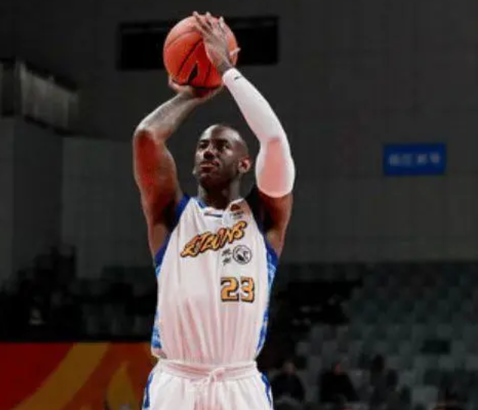 胡金秋复出砍17+5 广厦五人上双险胜山东豪取三连胜广厦vs山东 北京时间12月