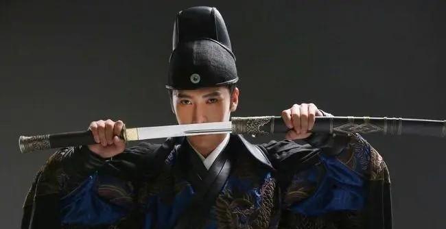 17岁 授予锦衣卫舍人，正八品。-22岁 中武进士，授蓟州卫所镇抚，从五品。-2