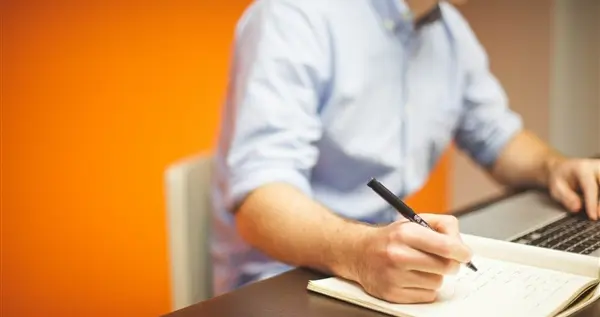 双休但不是休周末的工作话题火了 网友吵翻：只要休2天就行吗