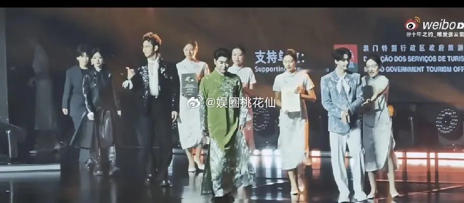 张云雷穿了秋香绿银线刺绣大褂，胖了好多有点发腮，侧面看有重下巴，要是再瘦点就好了