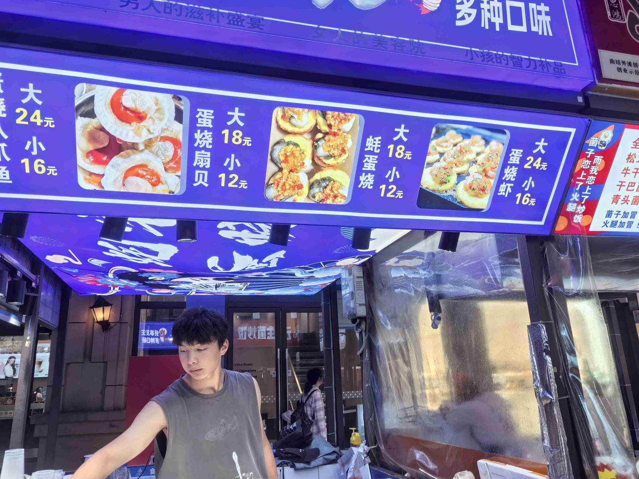 昨天上午我们去了曲靖水乡，玩到中午12点，两个孙子还要再找地方玩，我们就打车带他