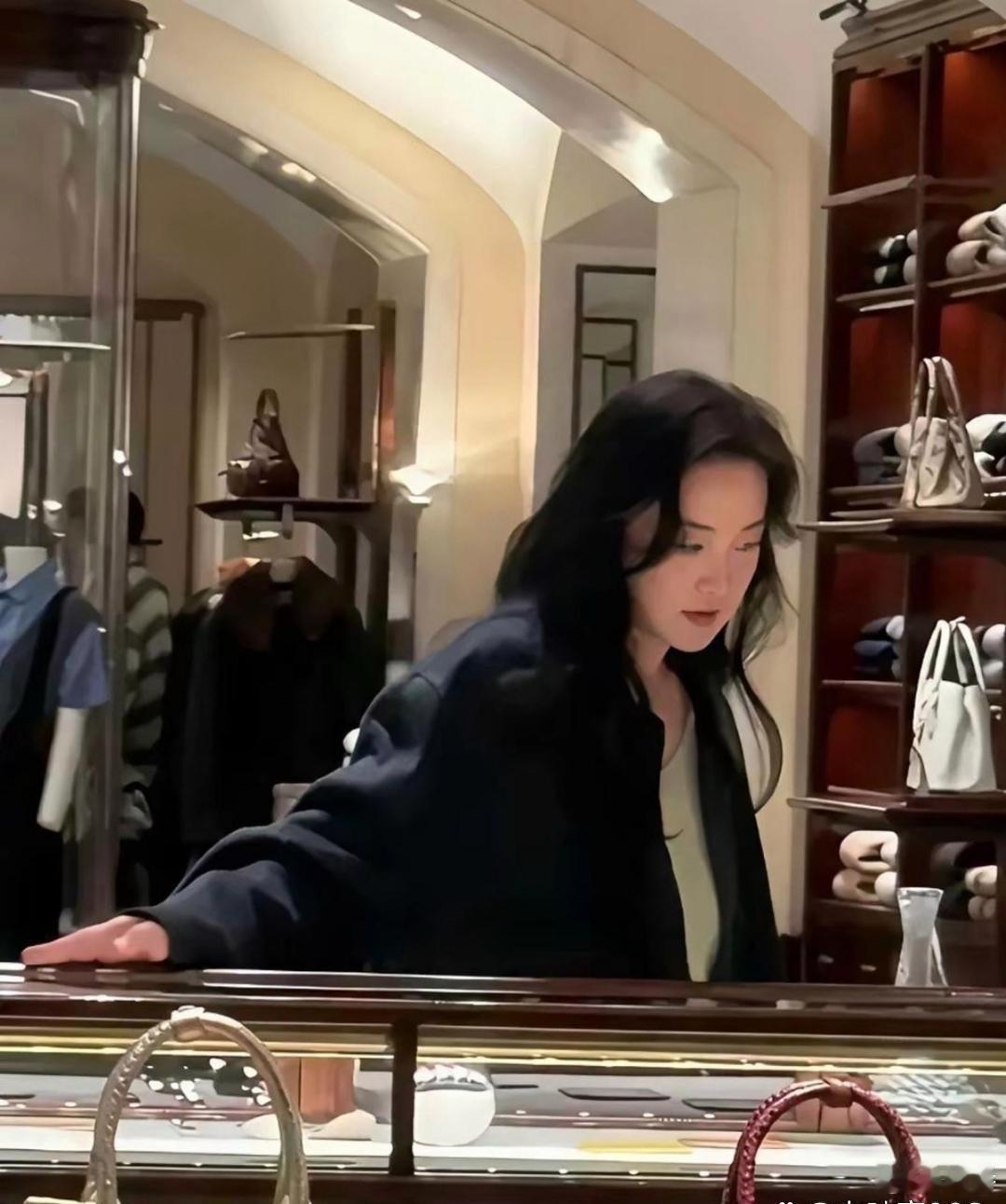 我看了三四遍才看出这是贾玲！好有气质现在好高冷，自律无敌了 