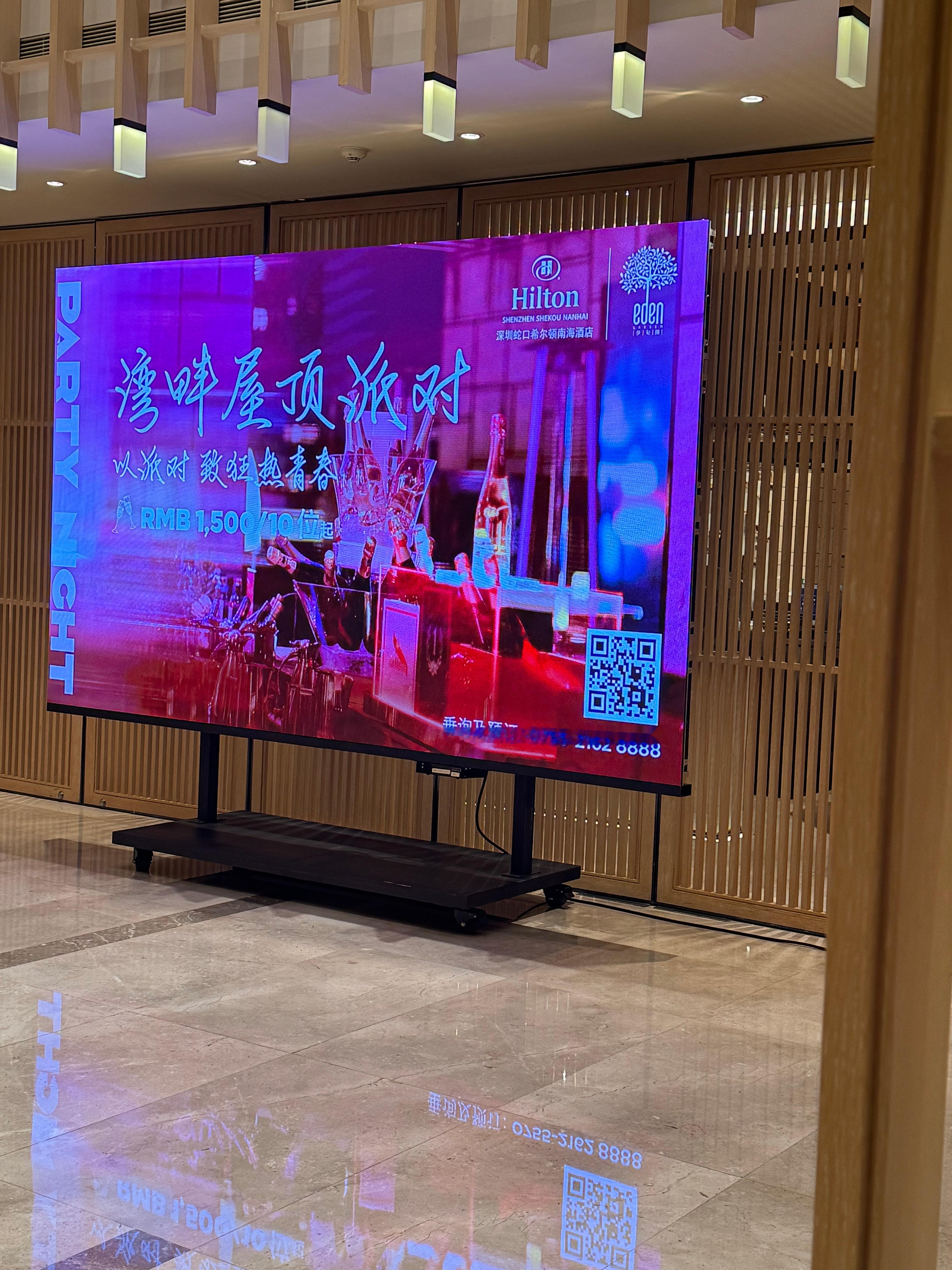 赴饭局我是积极的，一般不迟到就是请客的人还没到，我都等饿了。来个做作的自拍，反正