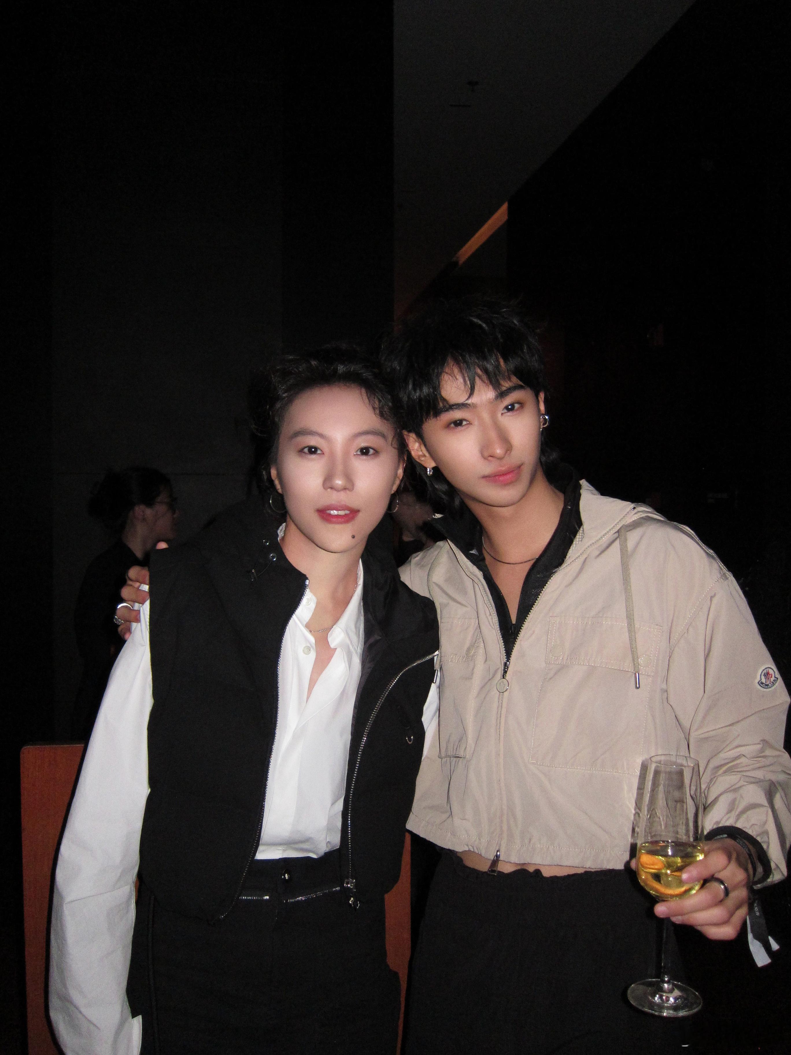 #恩利窦靖童秀场同框##恩利窦靖童秀场合照# 哇！帅男靓女站一起就是养眼啊，此刻