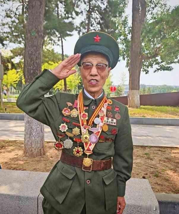 硝烟弥漫的朝鲜铁路抢修前线，有一名青年文艺战士以乐谱为武器，在炮火声中谱写战地壮
