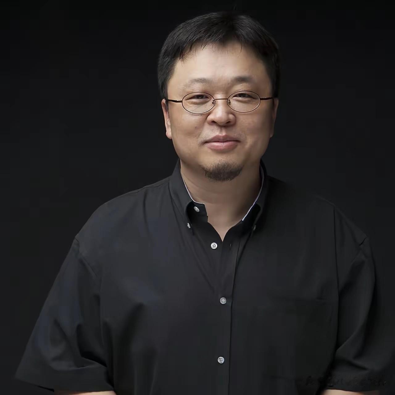 这次我挺罗永浩，挺的是他敢说真话。
罗永浩这辈子骂过很多人，星巴克、锤子竞争对手
