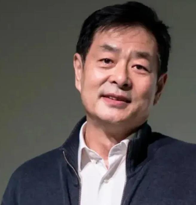 2元布绳拴住半生！72岁濮存昕凌晨守着94岁患病母亲，最土的方式藏最真的孝心。