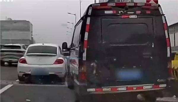 交警回应私家车遭运钞车别车有路怒症的人开什么车都是这样，是人的问题，不是车的问题