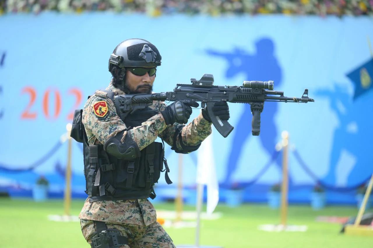 保加利亚ARSENAL AR-M5F41用以色列FAB DEFENSE配件改装