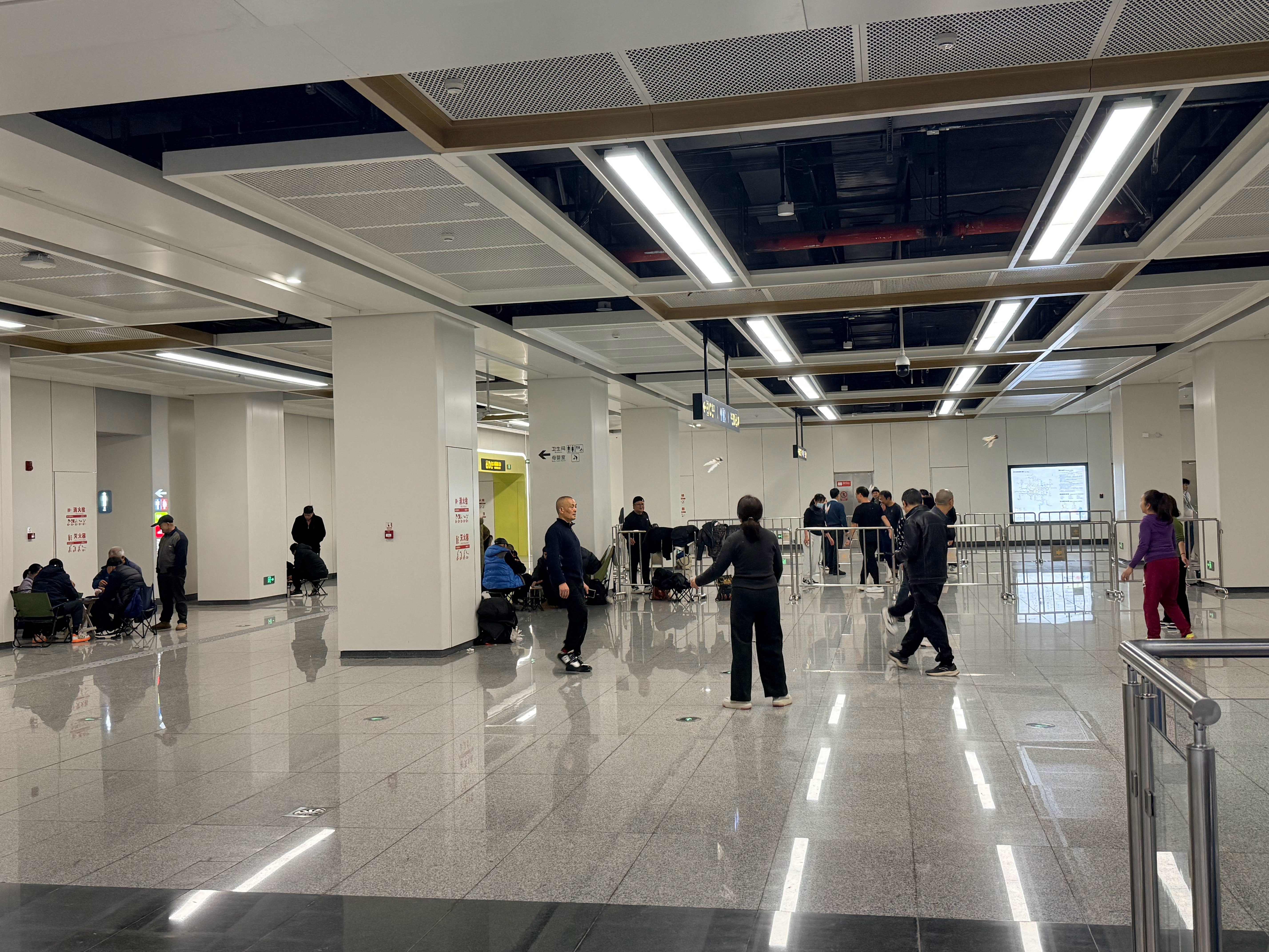 每次走到这个地铁站，都有一种欣欣向荣的感觉，简直就是老年服务中心。