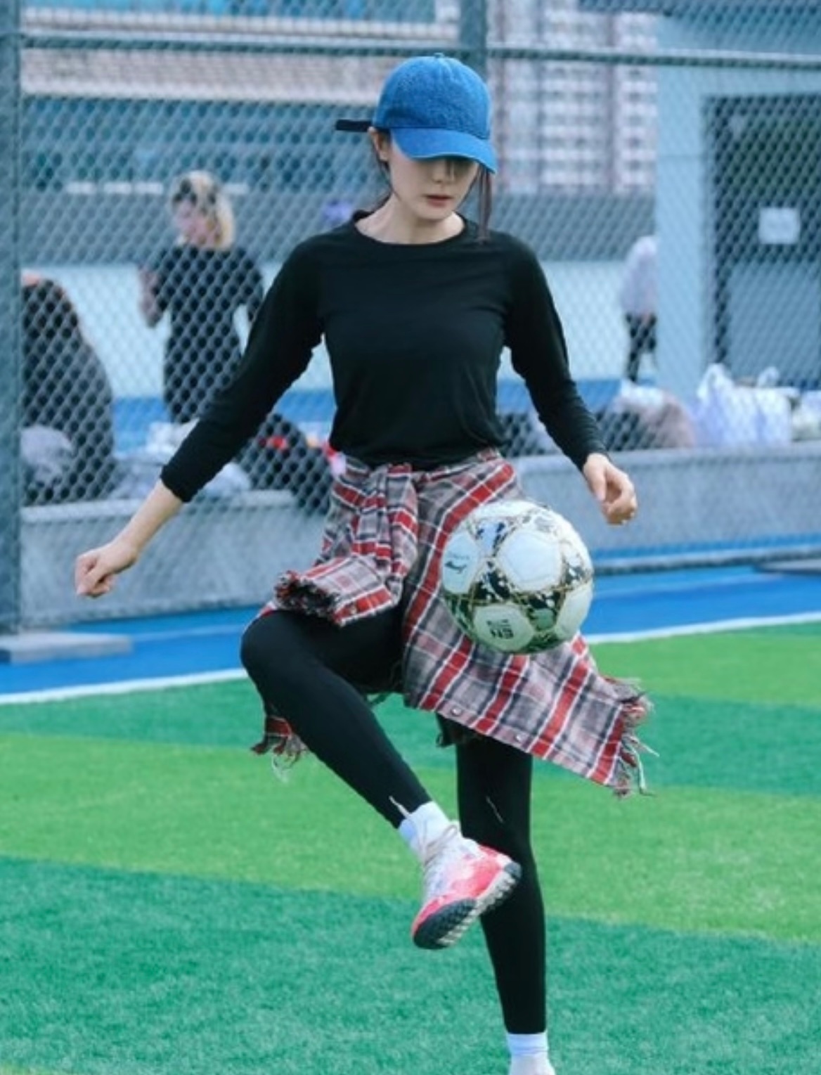 迪丽热巴跳舞把鞋踢飞了迪丽热巴好抽象一女明星 糟糕鞋子要离家出走中！没事 先让鞋