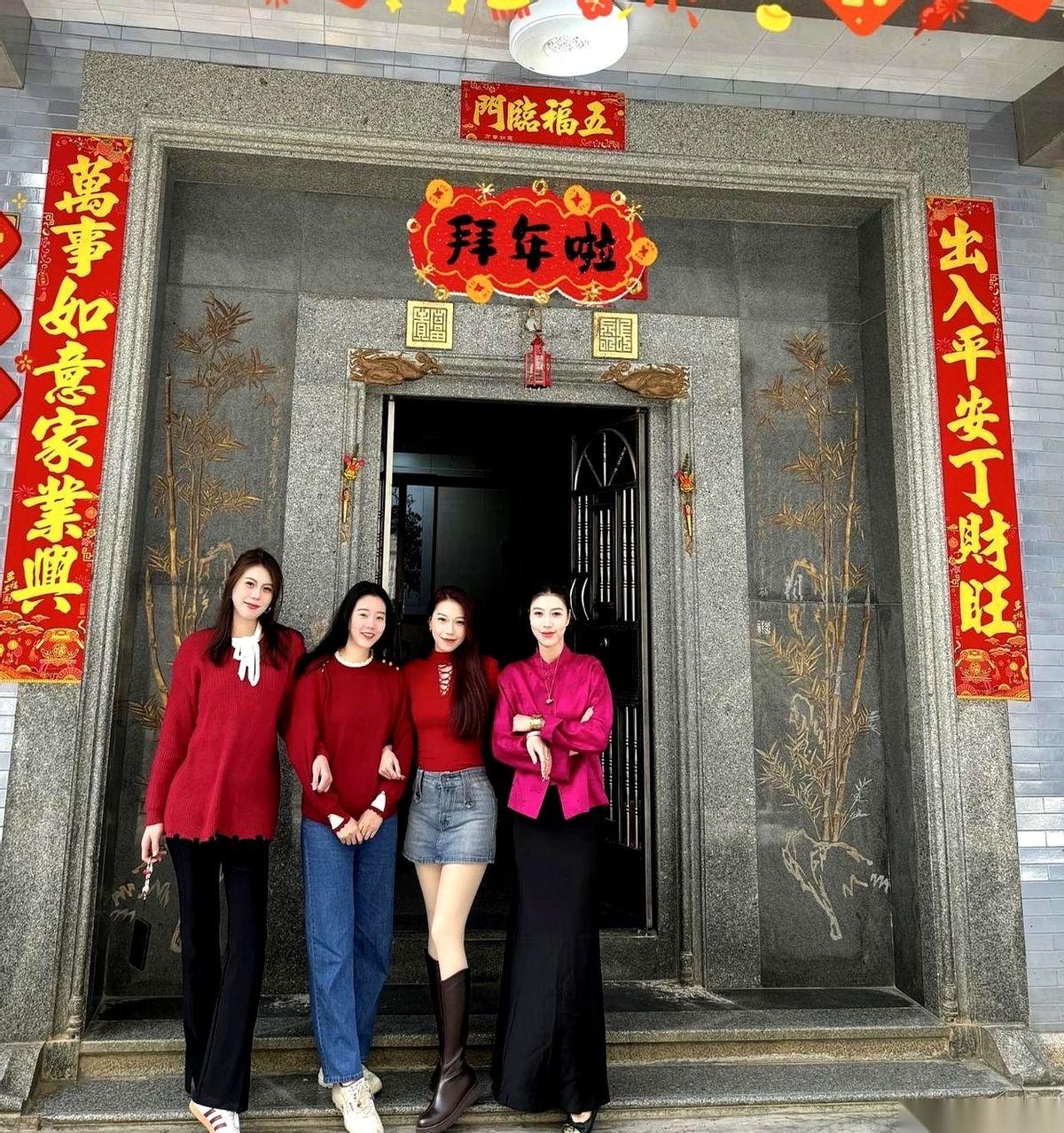“以后你教我说话，我跟你过一辈子。”
这是我老婆，新婚之夜，在一张皱巴巴的烟盒纸