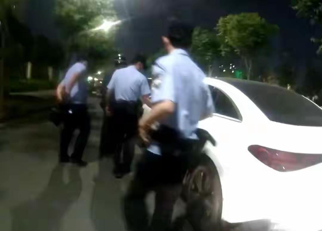 “太惊悚~”深夜，女子在车内抱着铁罐眼神迷离、痴痴地笑。警方：违法行为人吸笑气，