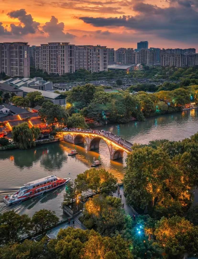 杭州橱窗里的装满了江南诗意 油纸伞、碎花布，橱窗里藏着的，是独属于杭州的婉约浪漫