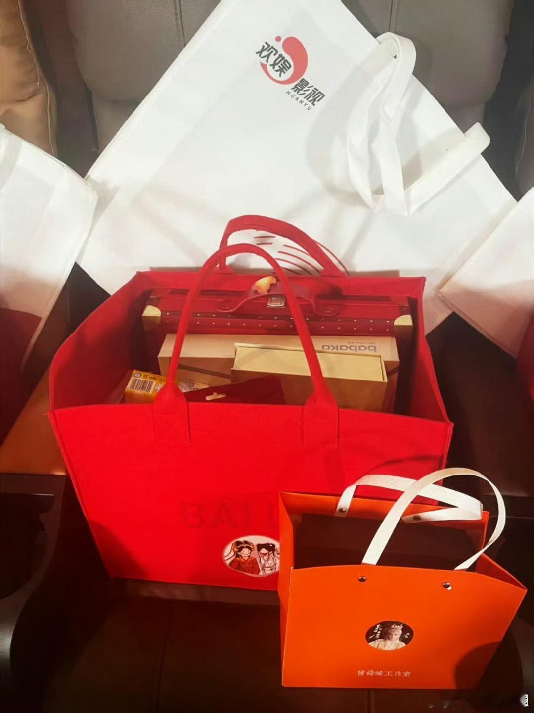 白鹿曾舜晞送的伴手礼白鹿曾舜晞送伴手礼 白鹿和曾舜晞微博扫楼送伴手礼 ​​​