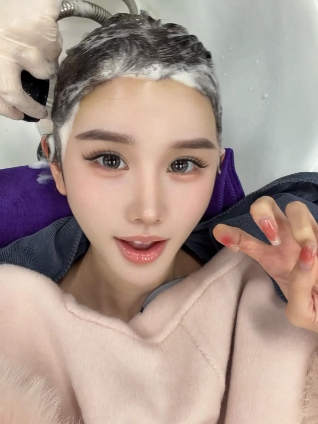 做完发际线第五天啦过来洗头发～真的是谁做谁美呀，爱啦，嘻嘻发际线