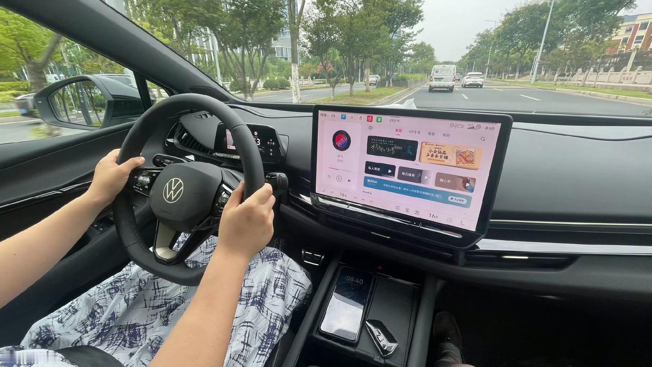 媳妇最近从小鹏换到开大众，觉得有很惊喜的地方，也有不适应的地方。
●不适应的地方