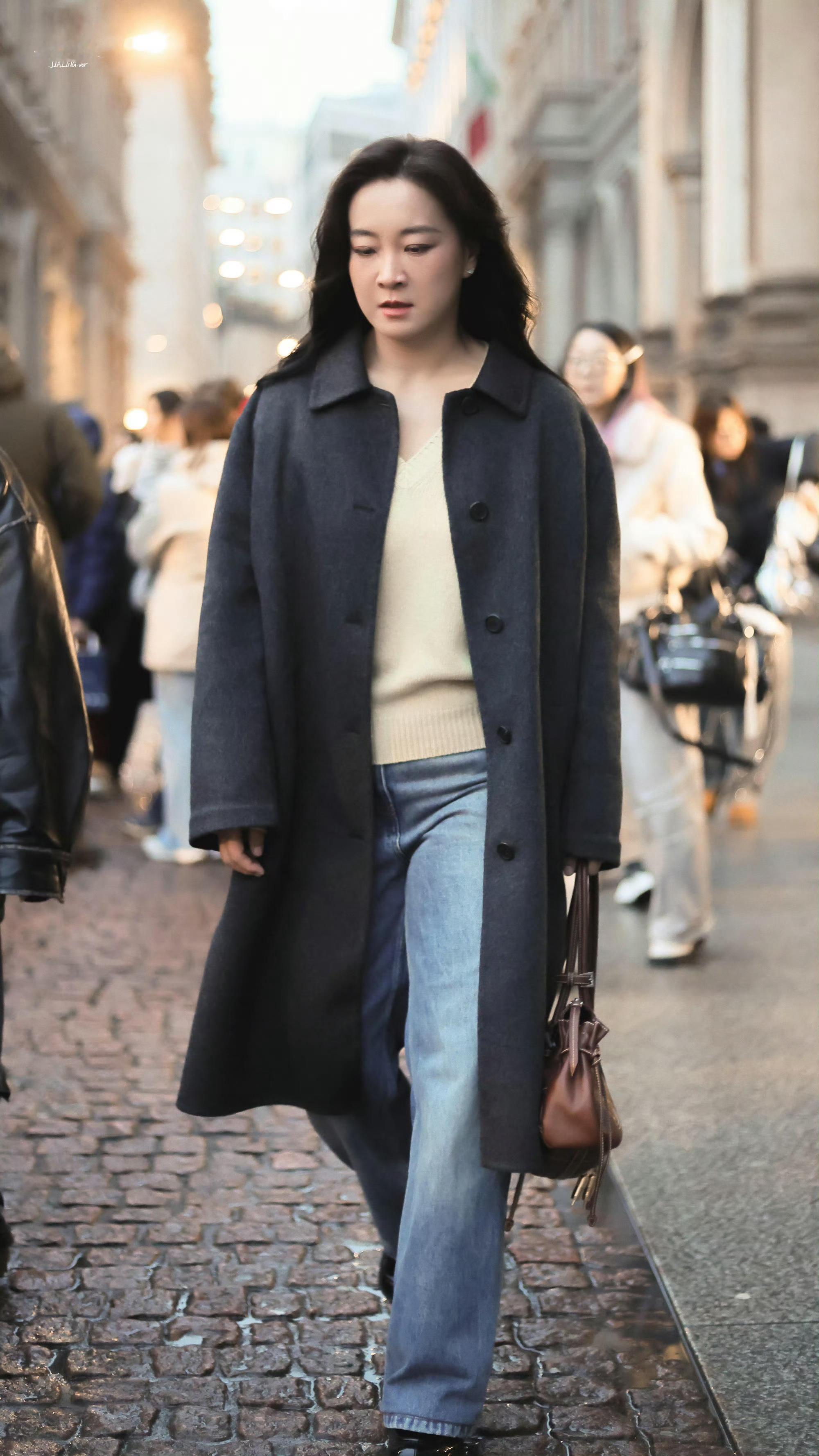 贾玲米兰街头路透来喽！玲儿姐真的特别美特别瘦