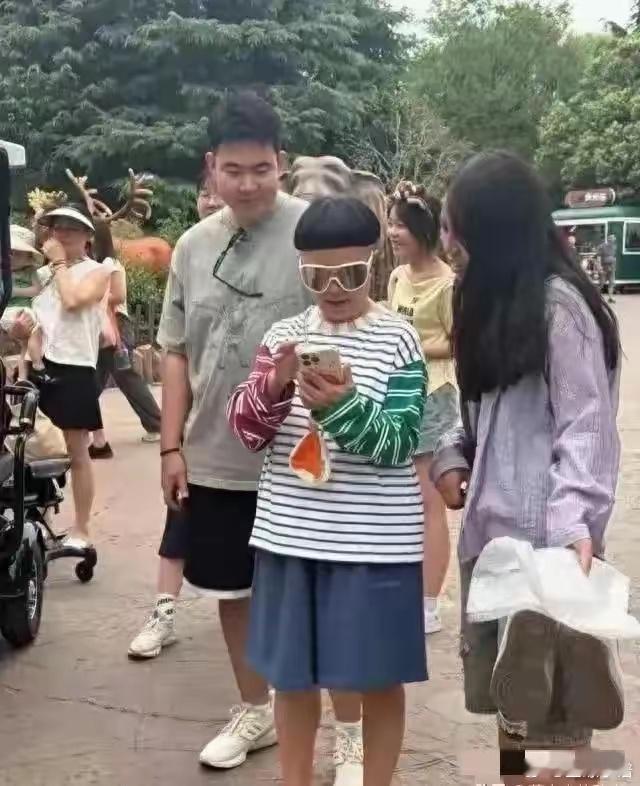 金龟子被偶遇这身打扮太一言难尽了，发型好丑 ​​​