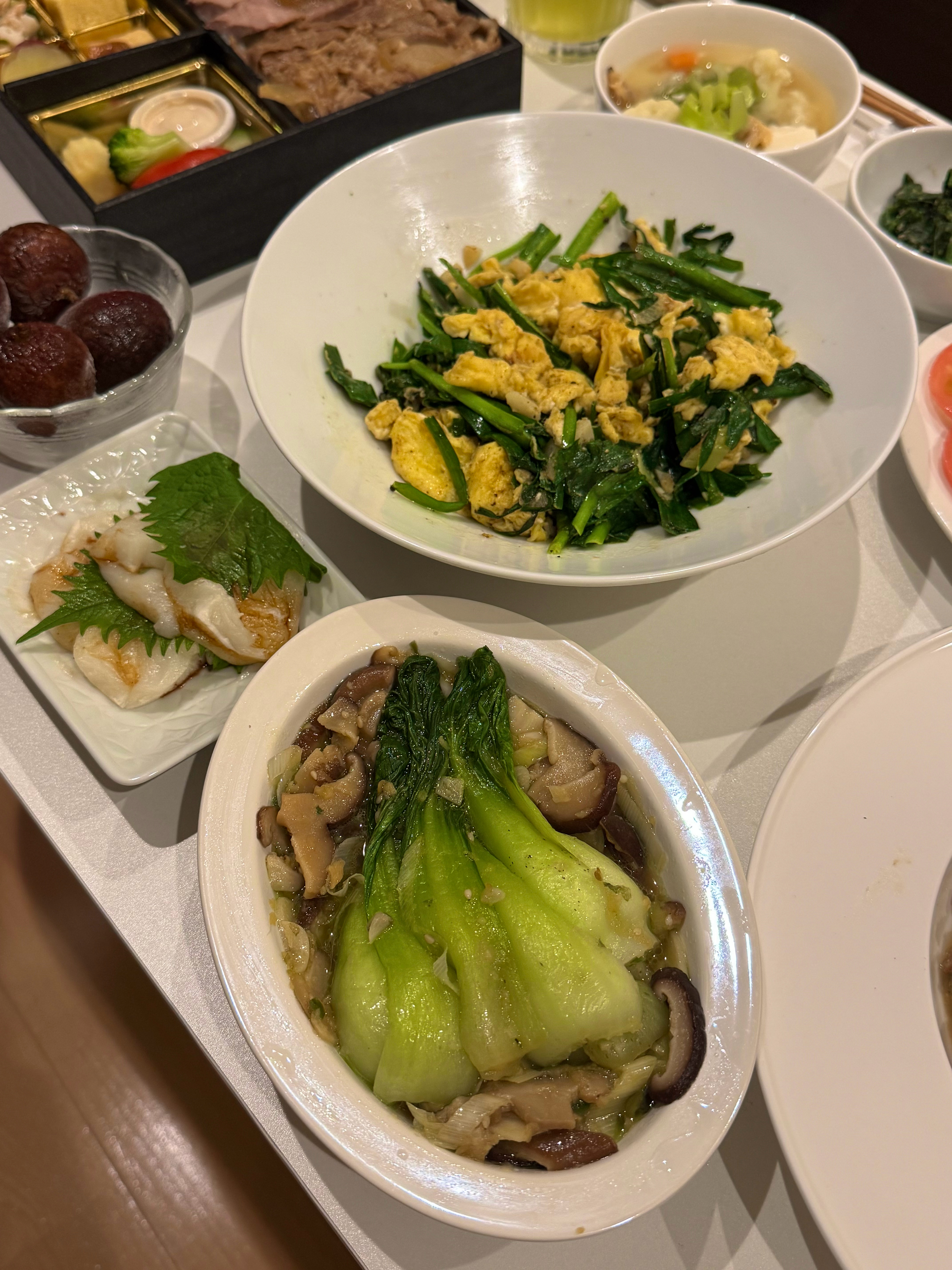 早上着急忙慌做了法棍烤焦版的北非蛋晚饭是盐葱鸡腿，韭菜炒鸡蛋，香菇上海青，渍番茄