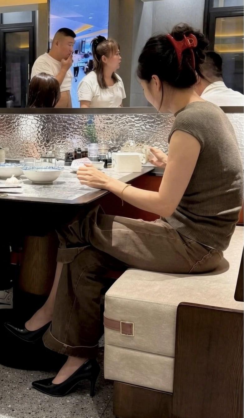 你坐那的样子，比这桌菜好看多了。