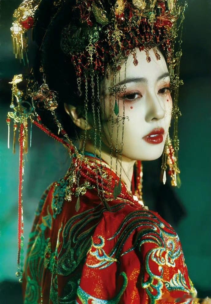 夏弃疾拍了白鹿夏弃疾拍的白鹿李佩仪 夏弃疾太会拍！精准捕捉白鹿李佩仪的刚柔并济，